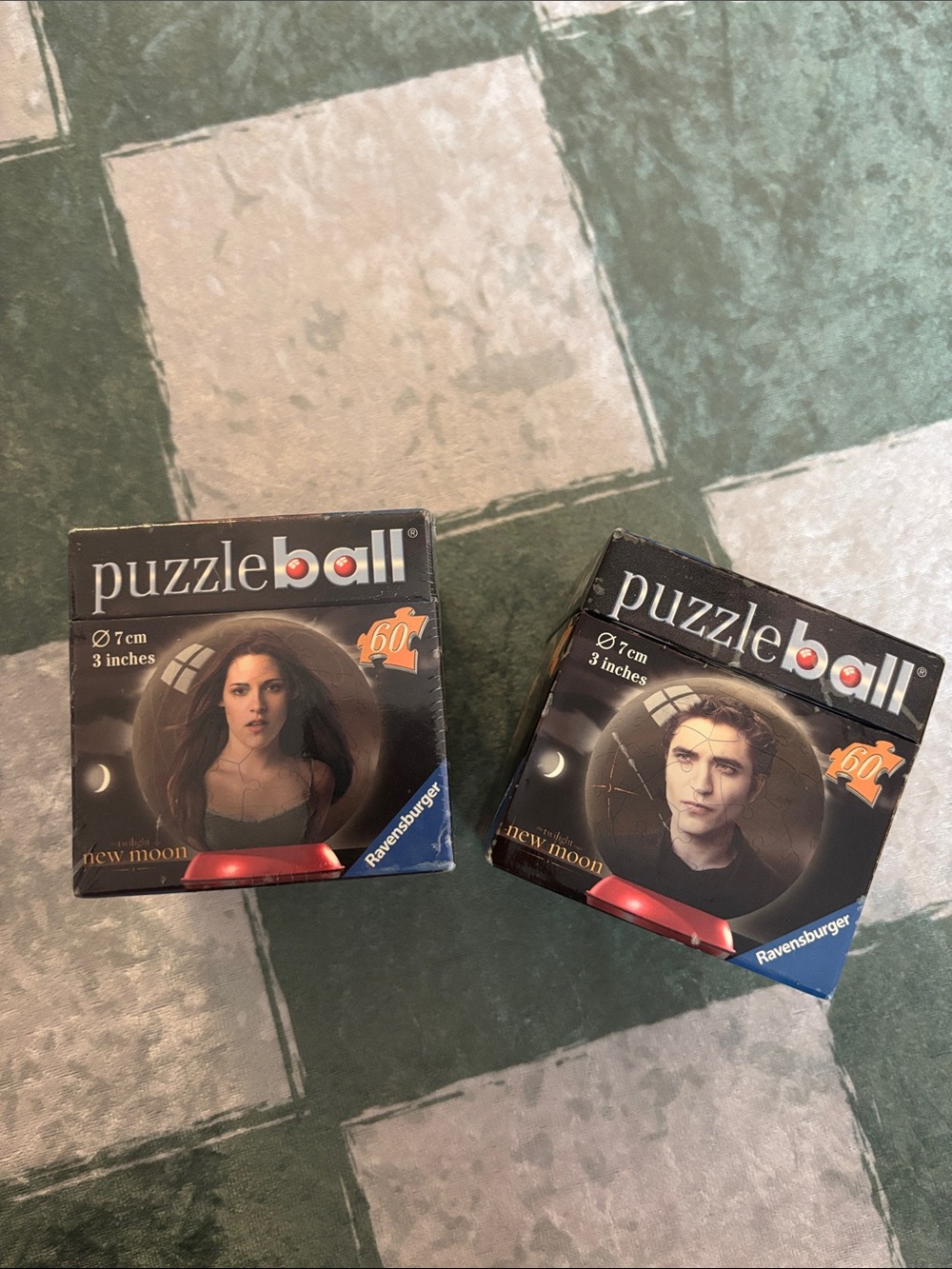 Twilight New Moon Ravensburger Puzzleball - Black & Red Puzzle Sphere (60 pcs)